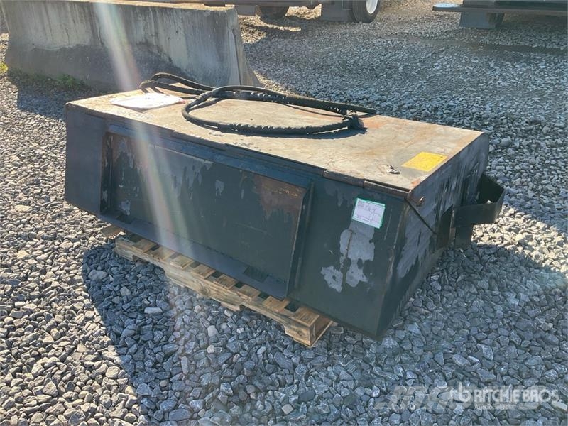 Coneqtec PB1800 72 in Skid Steer Sweeper Balayeuse / Autolaveuse