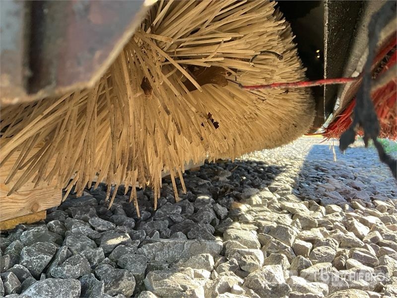 Coneqtec PB1800 72 in Skid Steer Sweeper Balayeuse / Autolaveuse