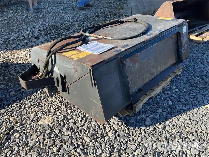 Coneqtec PB1800 72 in Skid Steer Sweeper Balayeuse / Autolaveuse