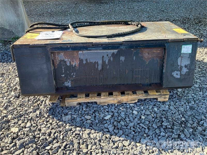 Coneqtec PB1800 72 in Skid Steer Sweeper Balayeuse / Autolaveuse