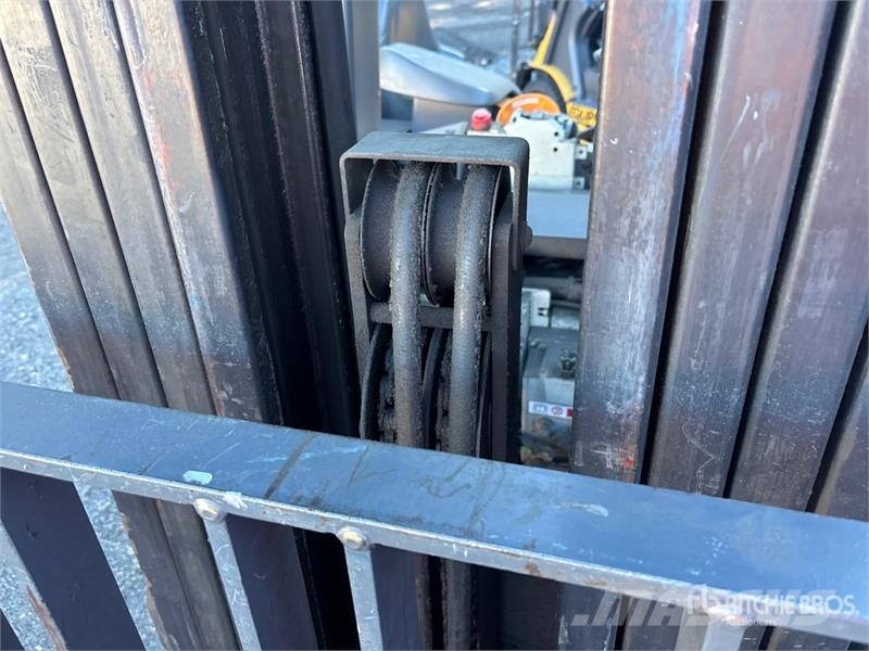 Crown RC5545-40 4000 lb Electric Forklift (Inoperable) Carretillas de horquilla eléctrica