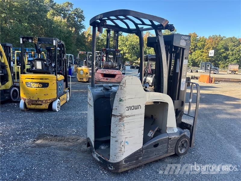 Crown RC5545-40 4000 lb Electric Forklift (Inoperable) Carretillas de horquilla eléctrica
