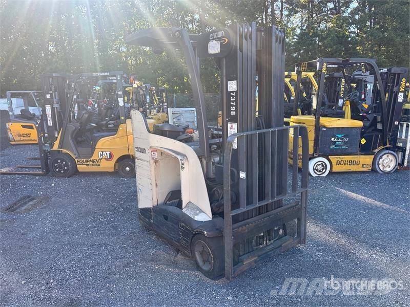 Crown RC5545-40 4000 lb Electric Forklift (Inoperable) Carretillas de horquilla eléctrica
