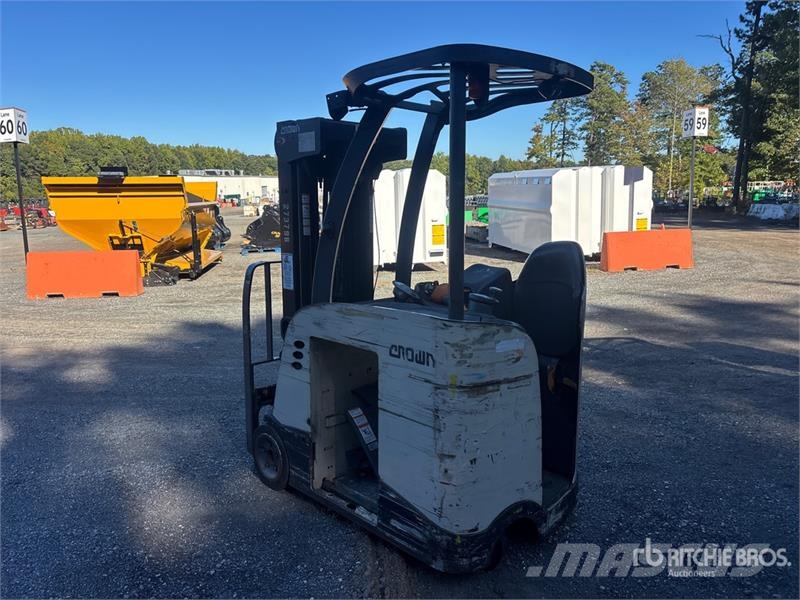 Crown RC5545-40 4000 lb Electric Forklift (Inoperable) Carretillas de horquilla eléctrica