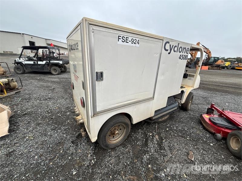 Cyclone 4500 4ws Sweeper Truck Pometalni stroji
