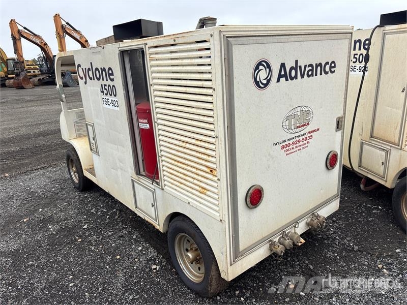 Cyclone 4500 4ws Sweeper Truck Pometalni stroji