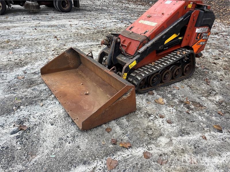 Ditch Witch SK800 Mini Compact Track Loader Chargeuse compacte