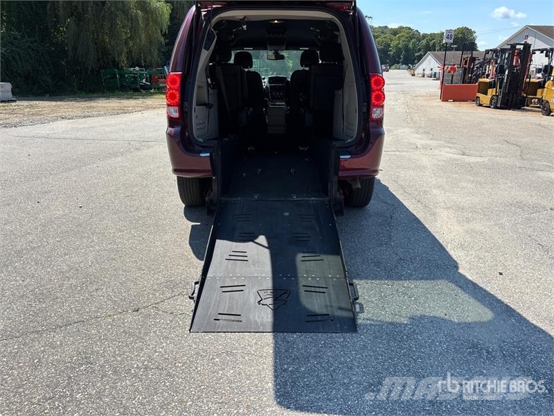 Dodge Grand Caravan SXT Minivan 자동차