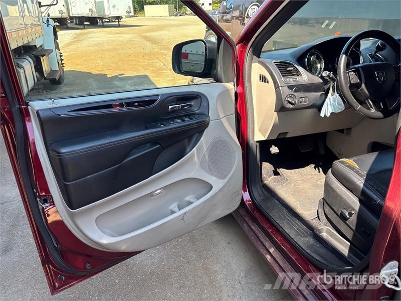 Dodge Grand Caravan SXT Minivan 자동차