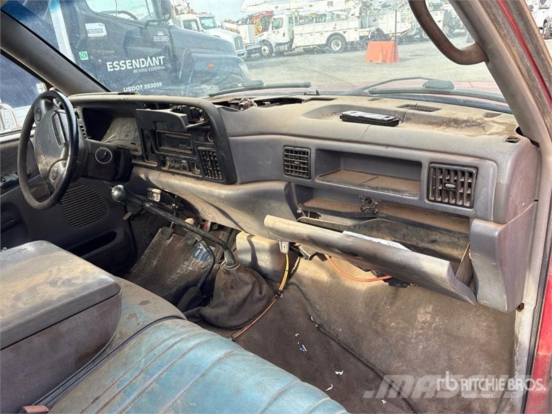 Dodge Ram 3500 Vieglais kravas automobilis/izkraušana no sāniem