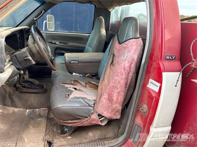 Dodge Ram 3500 Vieglais kravas automobilis/izkraušana no sāniem