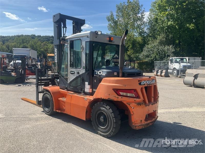 Doosan D700S-7 13500 lb Pneumatic Tire Forklift Diger