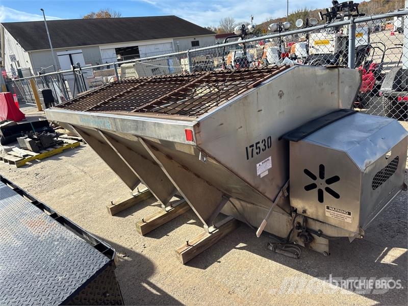 DownEaster Slide-In Salt Spreader - Fits Truck Trosilci peska in soli