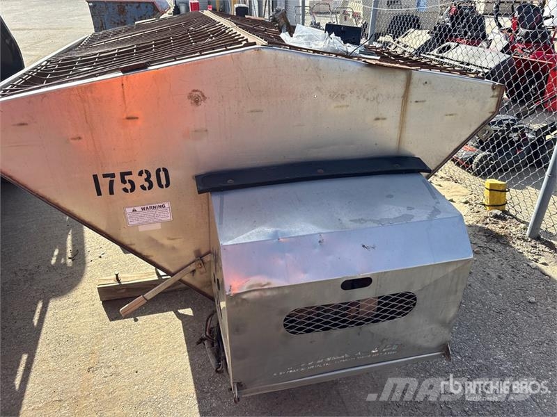 DownEaster Slide-In Salt Spreader - Fits Truck Trosilci peska in soli