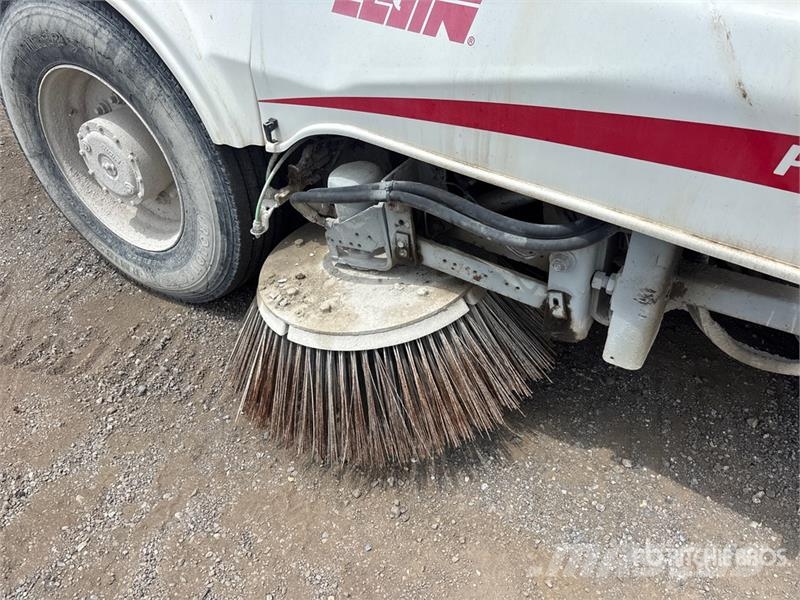 Elgin Pelican Sweeper Truck Camión de barrendero