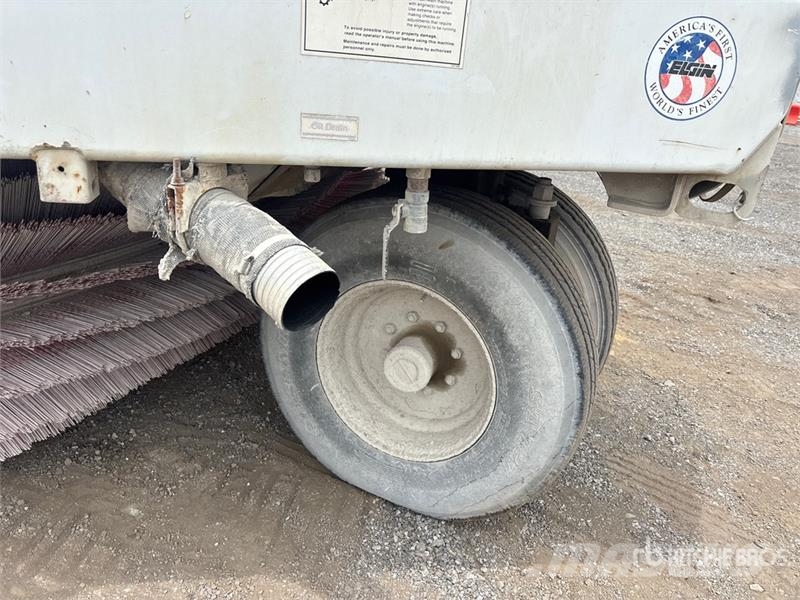 Elgin Pelican Sweeper Truck Camión de barrendero