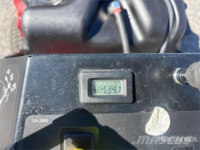 Exmark Turf Tracer S-Series 4x2 Ride-On 48 in Lawn Mower Vrtni traktor kosilnice