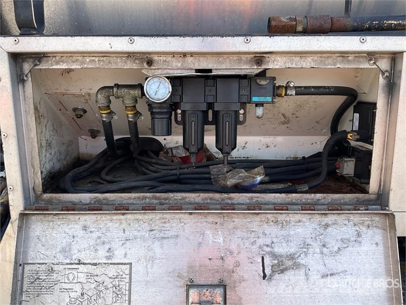 Ford CENT.11 1500 gal on Ford F-750 4x2 Asphalt Distrib Camiones cisterna