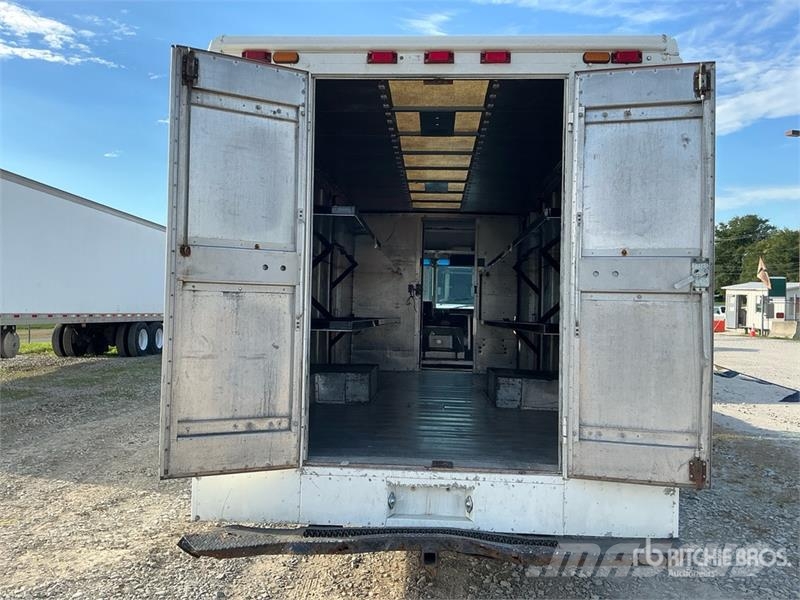 Ford E-350 4x2 Step Van Fourgon