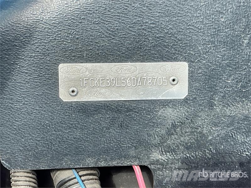 Ford E-350 4x2 Step Van Fourgon
