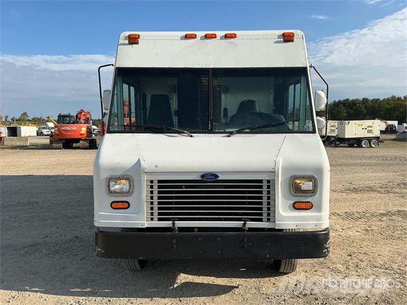 Ford E-350 4x2 Step Van Fourgon