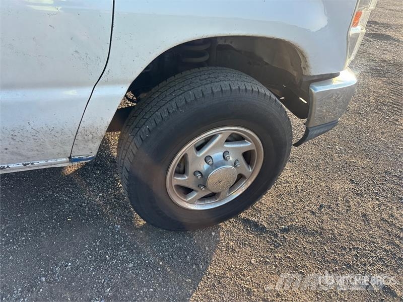 Ford E350 4x2 Van Truck Skříňová nástavba