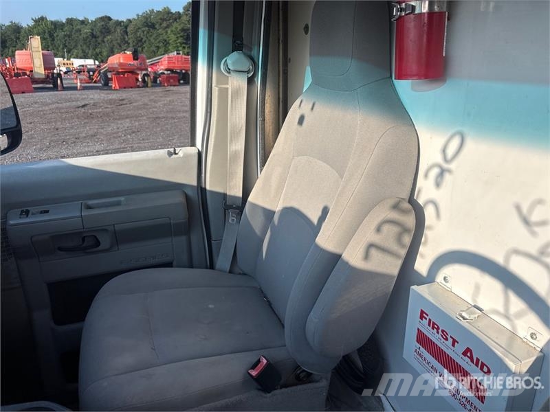 Ford E350 4x2 Van Truck Skříňová nástavba