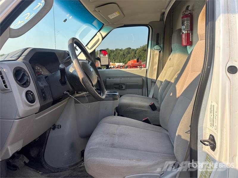 Ford E350 4x2 Van Truck Skříňová nástavba