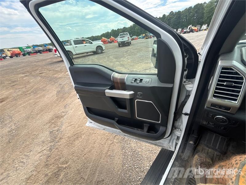 Ford F-150 Lariat 4x4 Crew Cab Pickup 其他