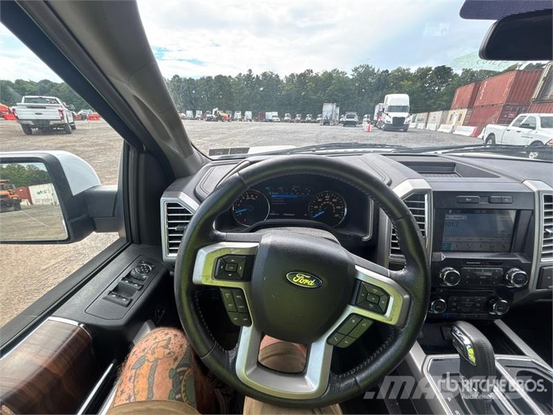 Ford F-150 Lariat 4x4 Crew Cab Pickup 其他