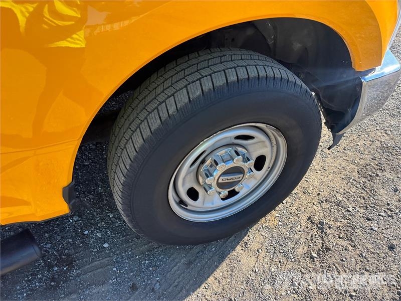 Ford F-250 4x2 Crew Cab Pickup Altele