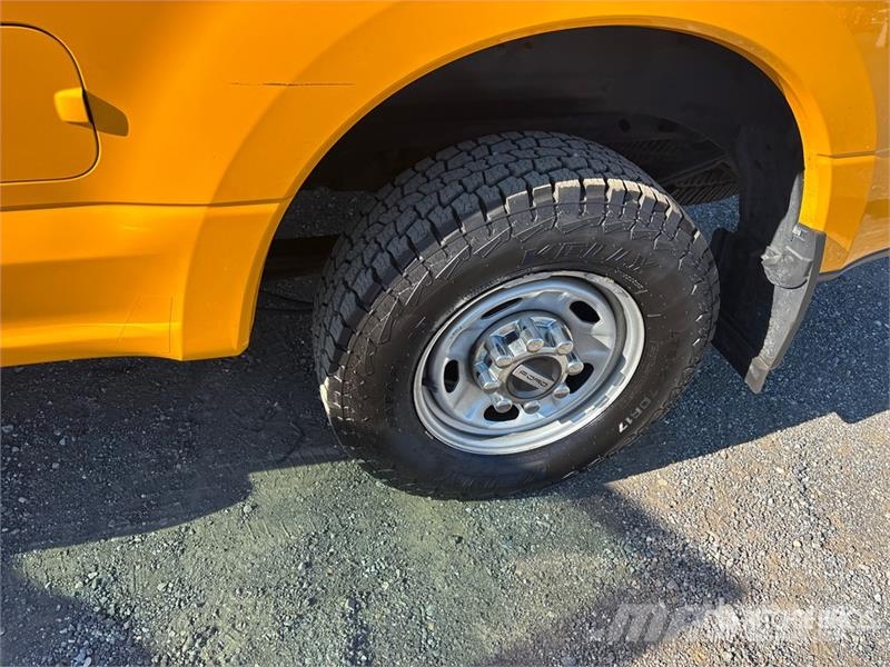 Ford F-250 4x2 Crew Cab Pickup Altele