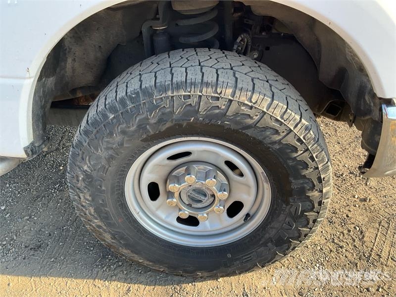 Ford F-250 4x4 Crew Cab Pickup Drugi