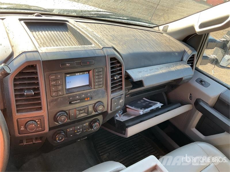 Ford F-250 4x4 Crew Cab Pickup Drugi