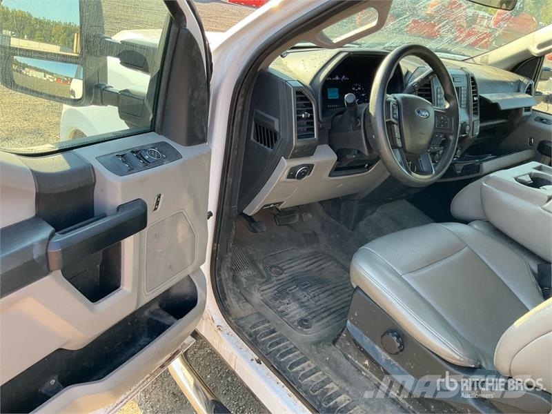 Ford F-250 4x4 Crew Cab Pickup Drugi