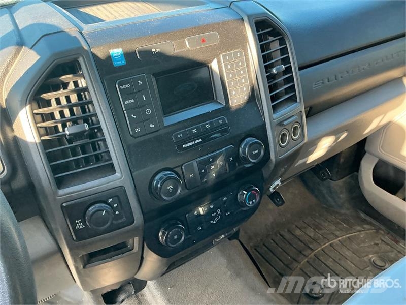 Ford F-250 4x4 Crew Cab Pickup Andere Transporter