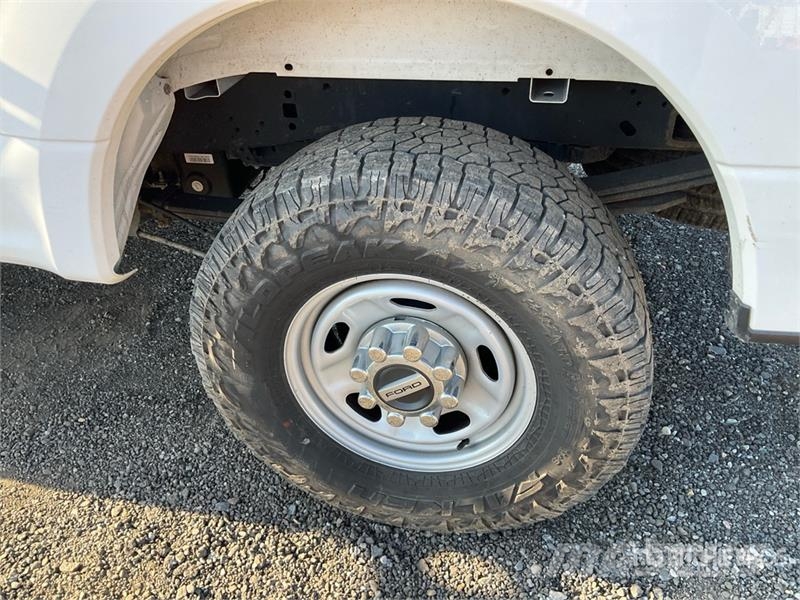 Ford F-250 4x4 Crew Cab Pickup Drugi