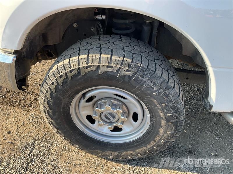 Ford F-250 4x4 Crew Cab Pickup Drugi