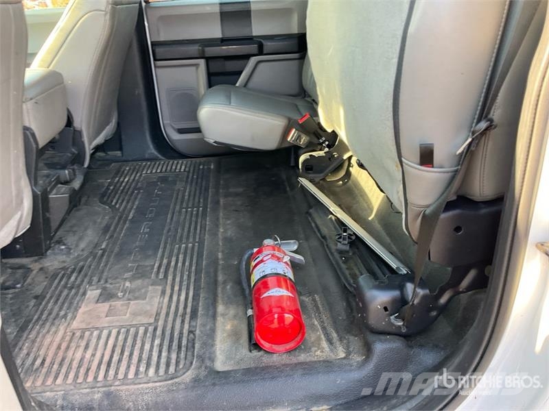 Ford F-250 4x4 Crew Cab Pickup Drugi