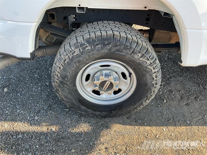 Ford F-250 4x4 Crew Cab Pickup Drugi
