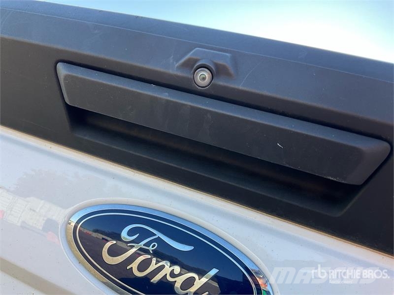 Ford F-250 4x4 Crew Cab Pickup Drugi