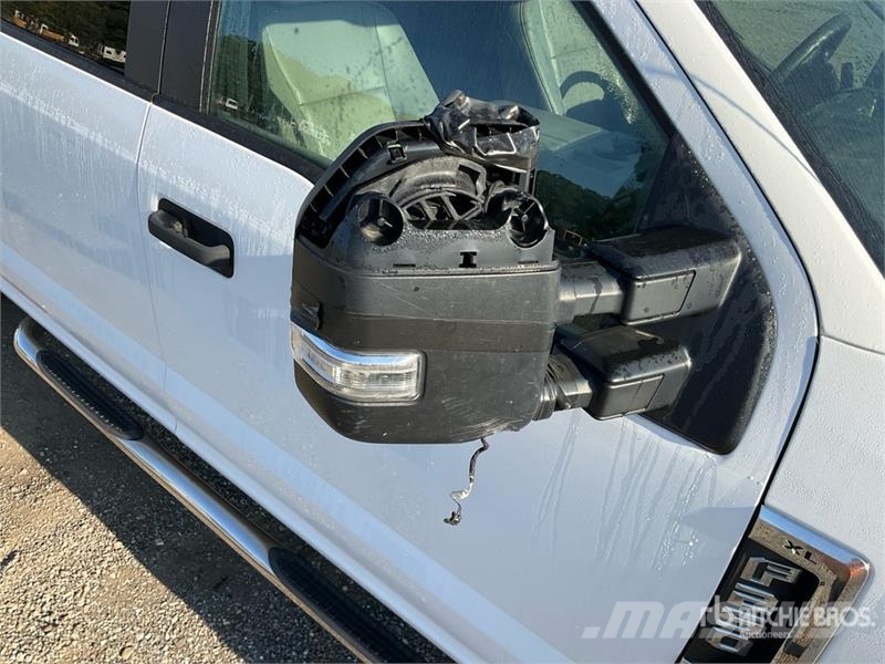 Ford F-250 4x4 Crew Cab Pickup Drugi