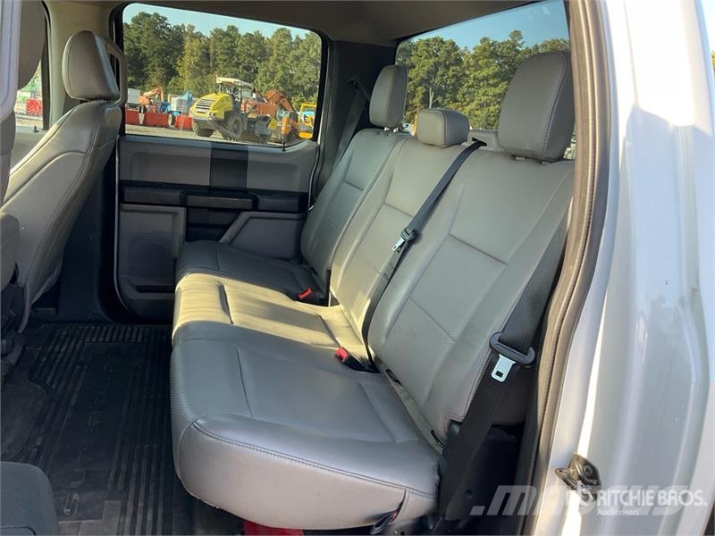 Ford F-250 4x4 Crew Cab Pickup Drugi