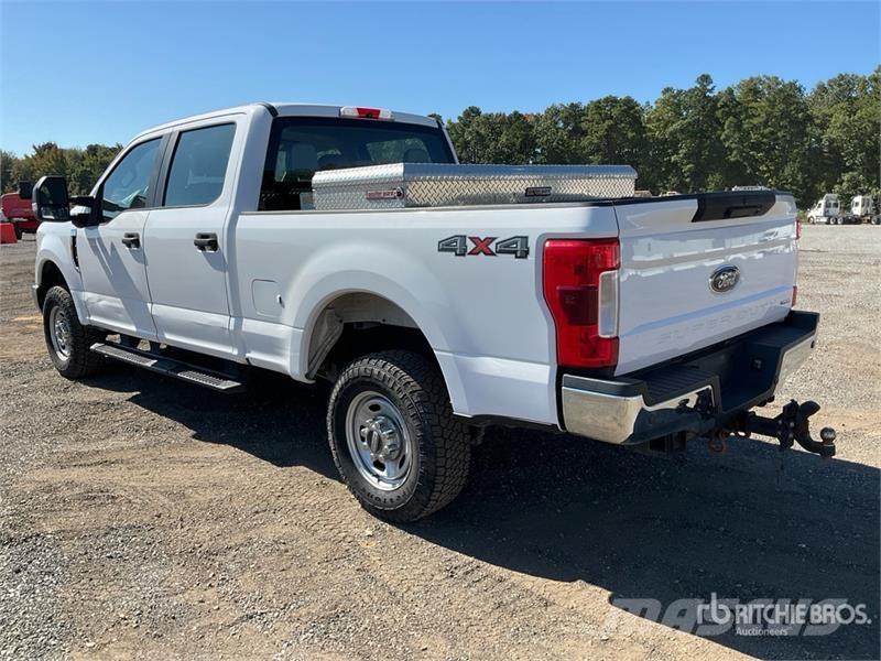 Ford F-250 XL 4x4 Crew Cab Pickup Drugi