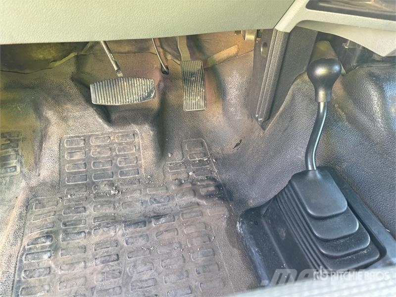 Ford F-250 XL 4x4 Crew Cab Pickup Outros
