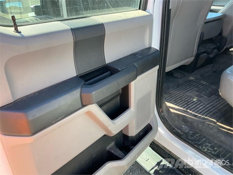Ford F-250 XL 4x4 Crew Cab Pickup أخرى