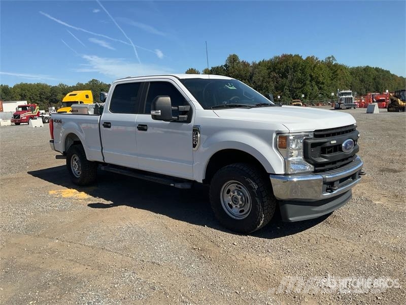 Ford F-250 XL 4x4 Crew Cab Pickup Otros