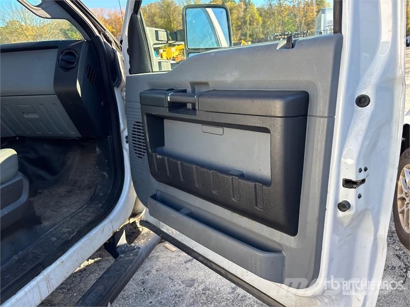 Ford F-250 XL 4x4 Crew Cab Pickup Outros