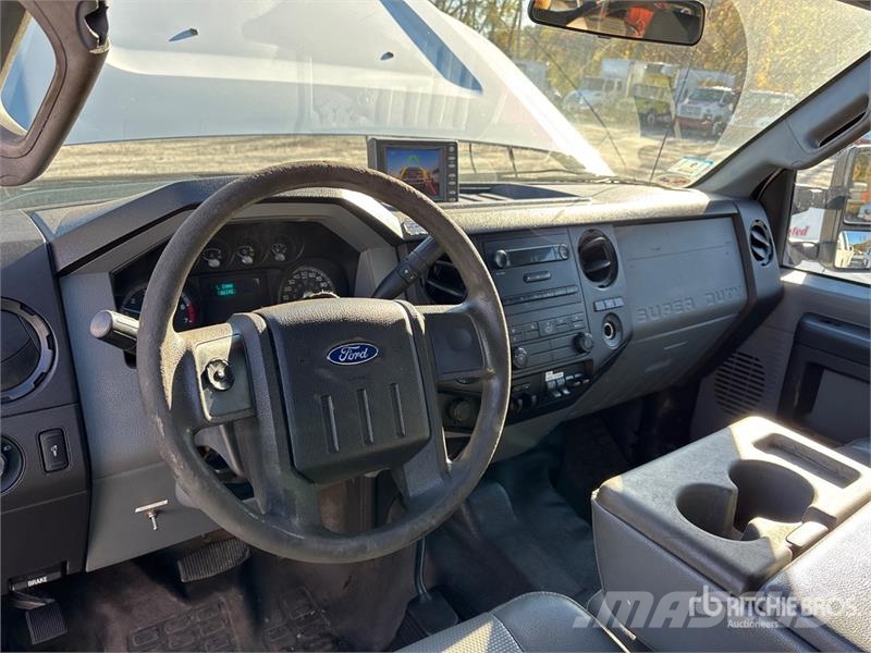 Ford F-250 XL 4x4 Crew Cab Pickup Outros