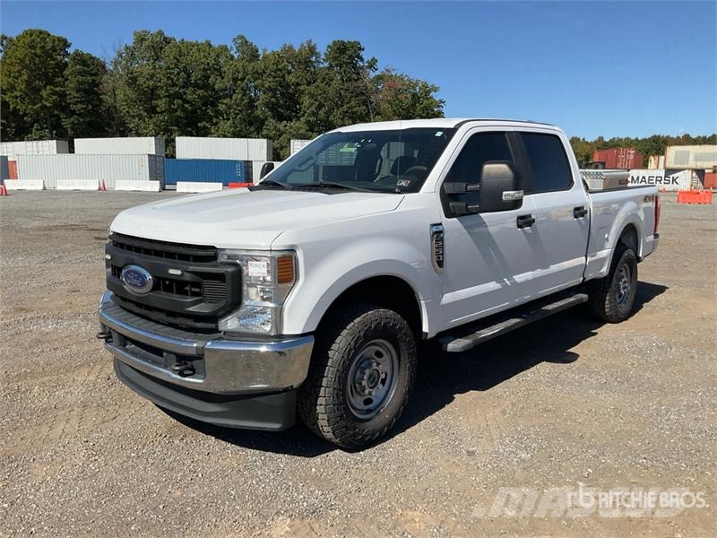 Ford F-250 XL 4x4 Crew Cab Pickup Otros